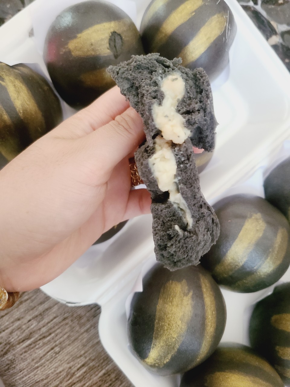 Bánh bao than tre nhân phô mai - 1 cái 80gam