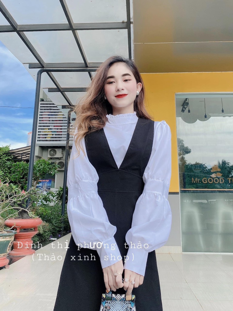 Sét váy yếm nữ kèm áo sơ mi điệu đà siêu xinh