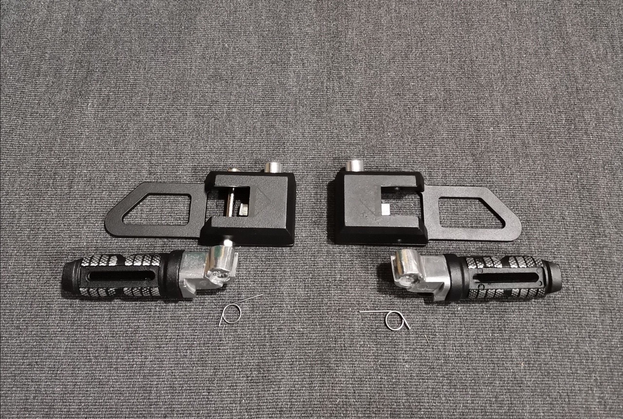 Bộ gác chân sau kiểu bấm cho xe click/ vario 2018-2021.