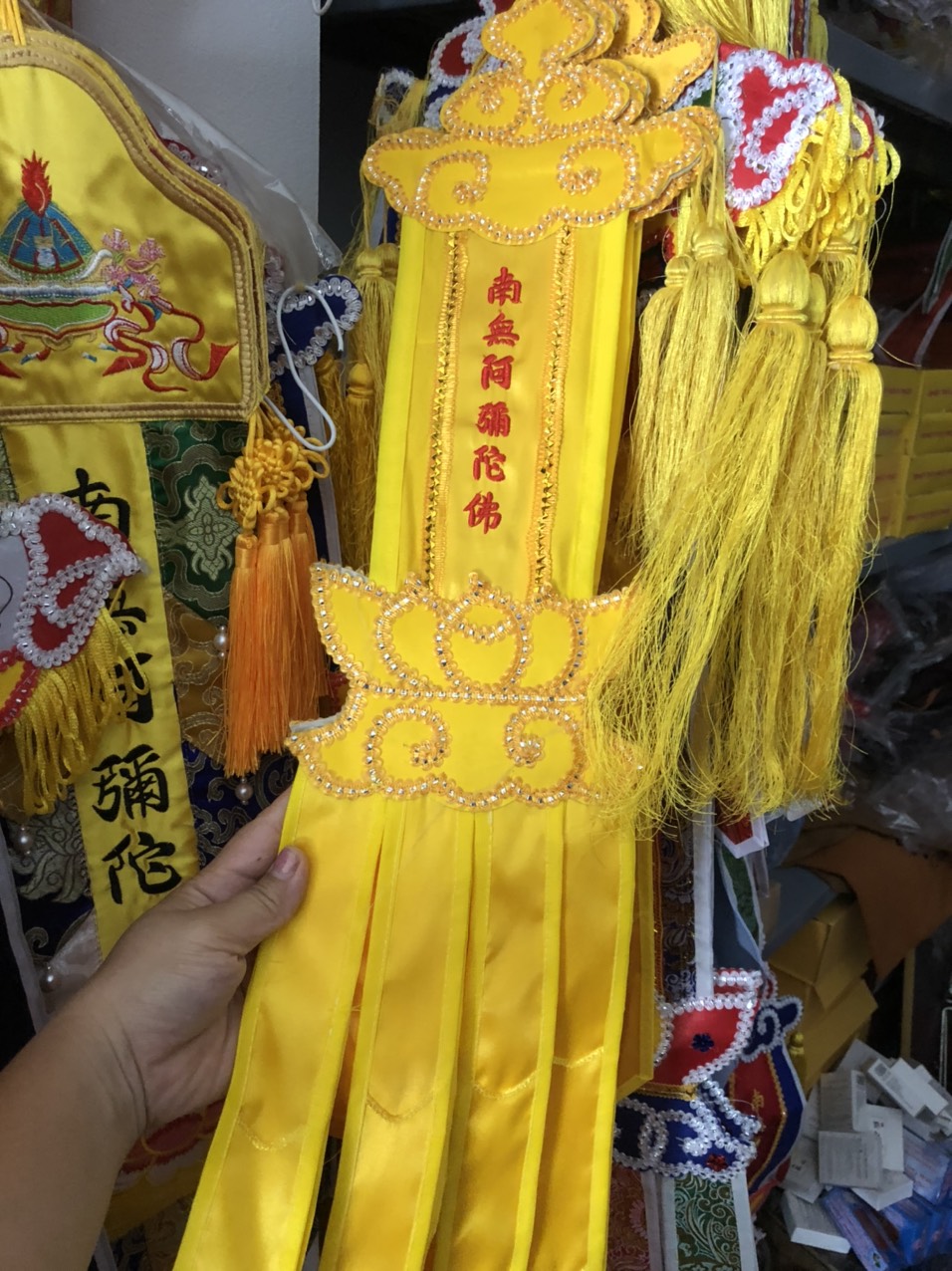 Phan treo vải vàng - phướn treo phật giáo