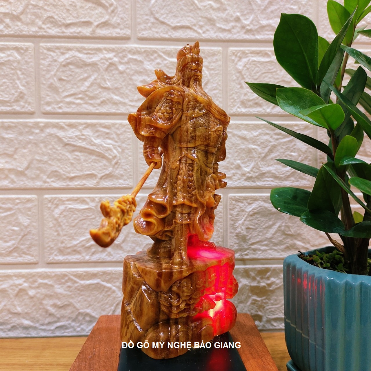 Tượng quan công gỗ huyết long soi đèn thấu quang đỏ