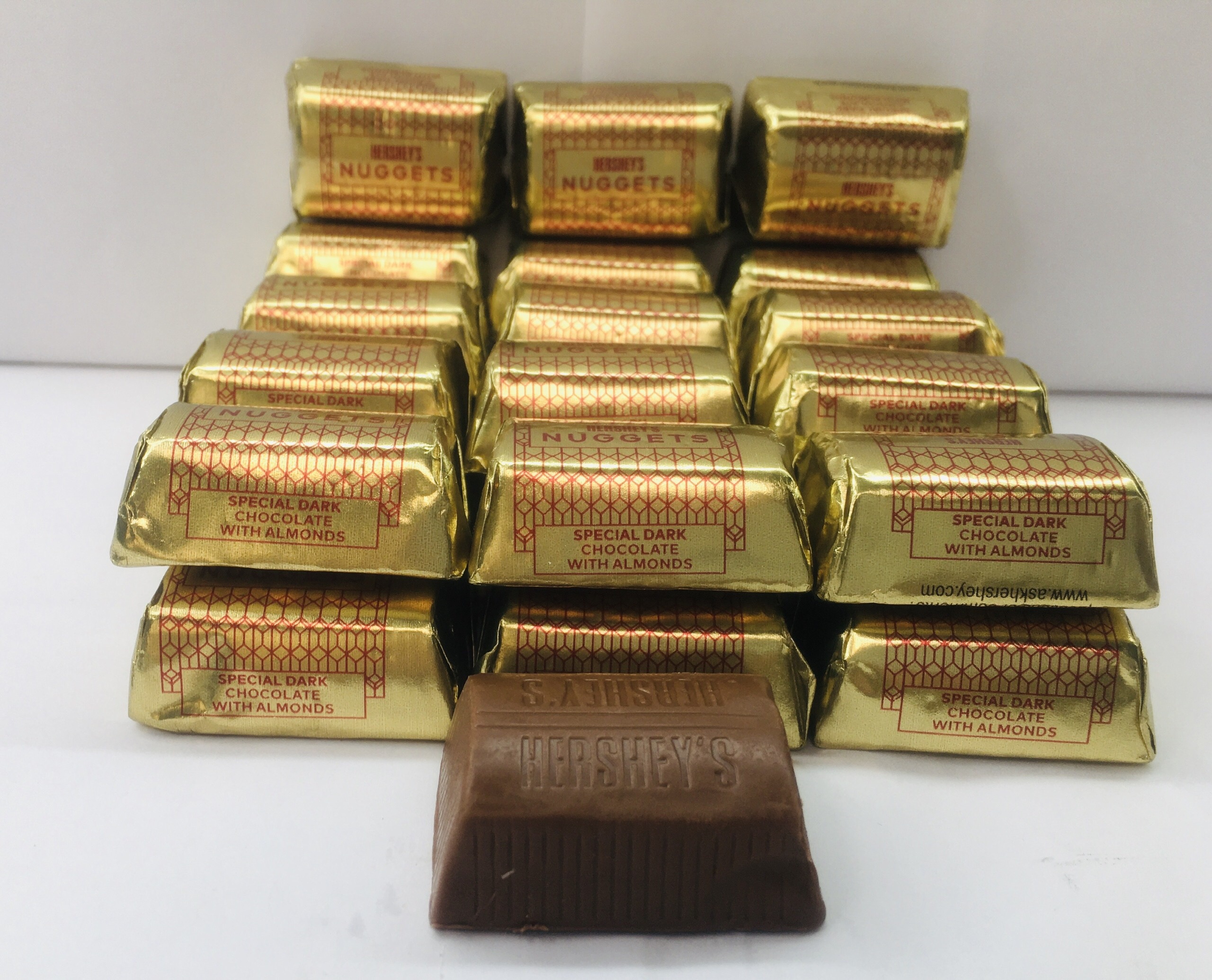 Socola đắng hạnh nhân Hershey's Nuggets special dark chocolate with almonds 10 viên-Made in USA