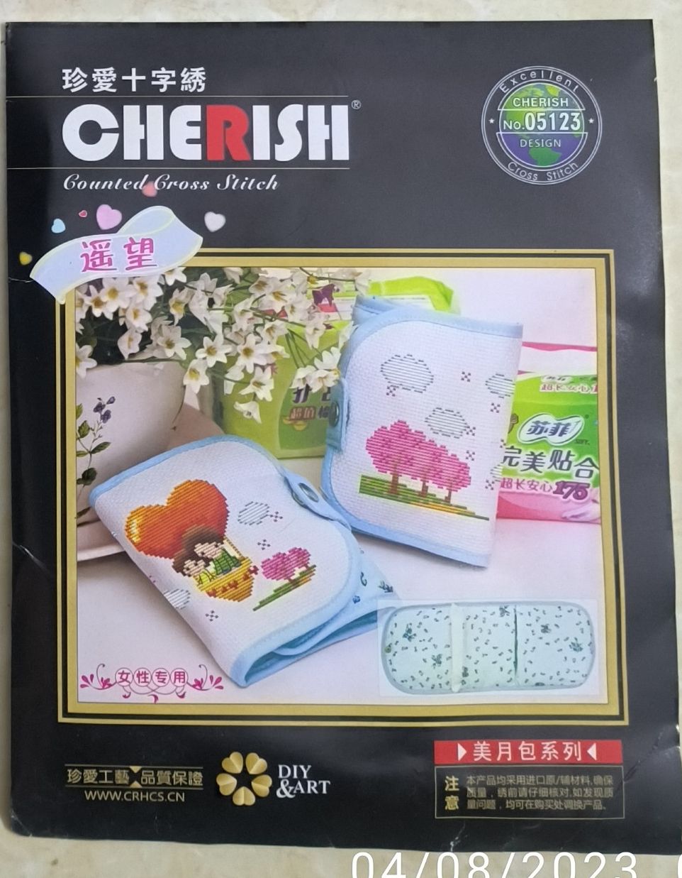 Dụng cụ làm ví cầm tay  tự đếm ô thêu trên nên vải trắng không in sẵn