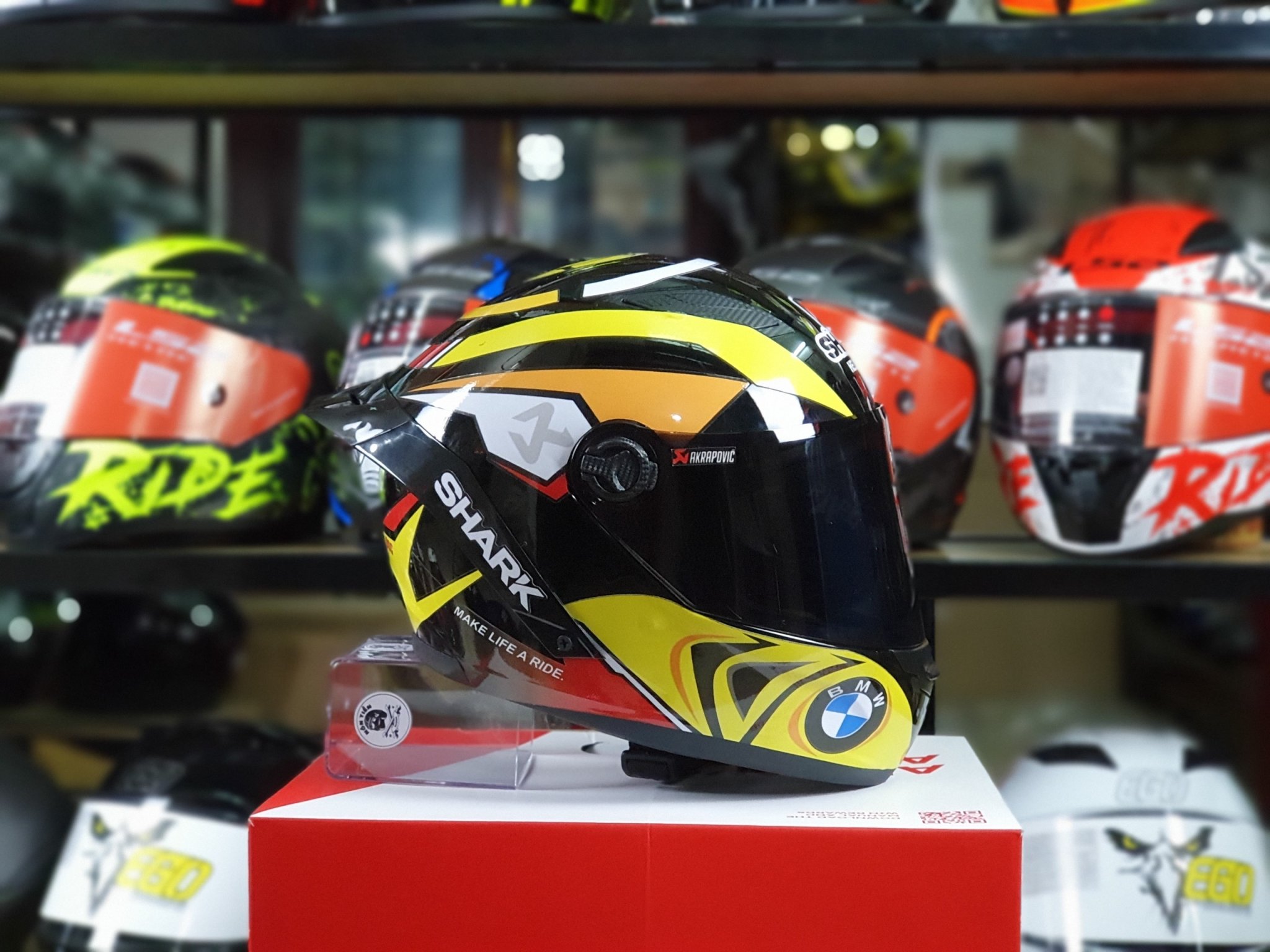 MŨ FULLFACE ĐEN BÓNG LÊN TEM SHARK BMW VÀNG, TẶNG ĐUÔI GIÓ PISTA