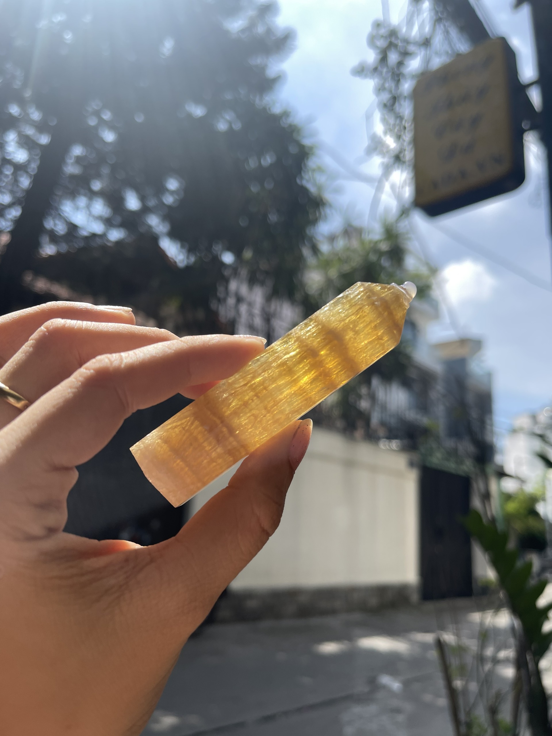 Trụ đá fluorite vàng có hào quang - rainbow yellow fluorite point - trụ đá thanh tẩy, tarot, sưu tầm | cada decor