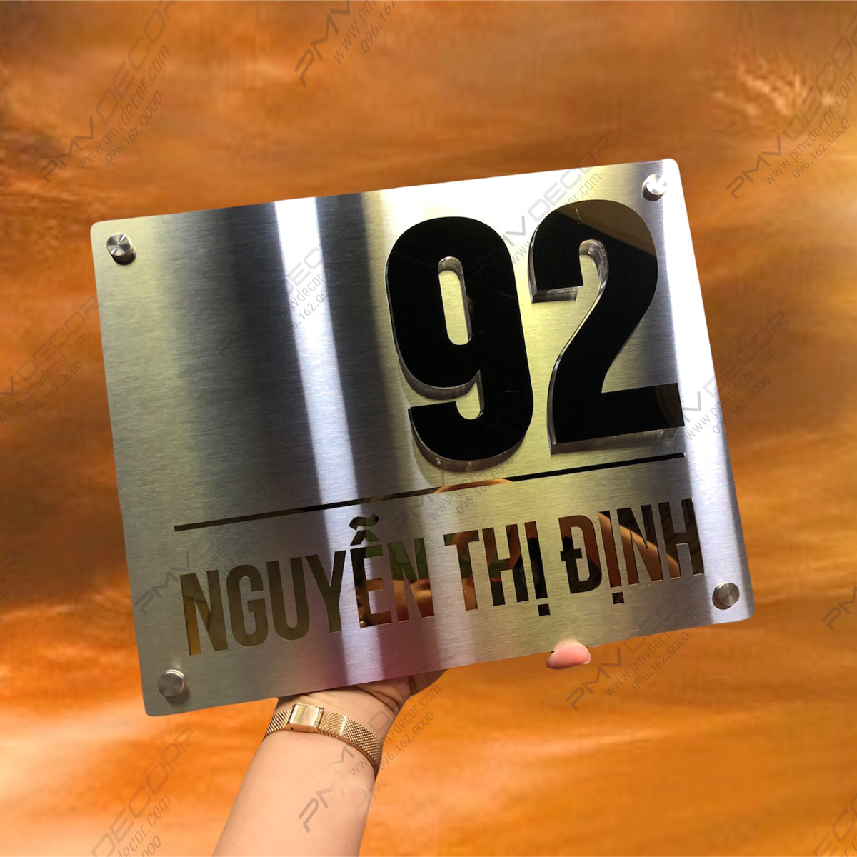 BẢNG, BIỂN SỐ NHÀ. Inox Vàng + inox xước, số nổi 10mm chân mica trong mặt inox vàng, ngoài trời sang trọng tinh tế. BSN-PMV179