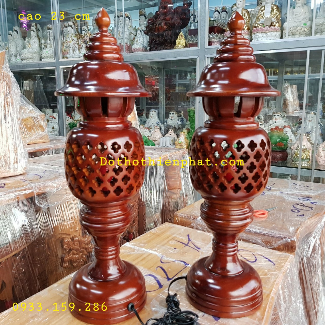 Cặp đèn thờ gỗ tràm bông vàng cao 23 cm loai 1 rất đẹp