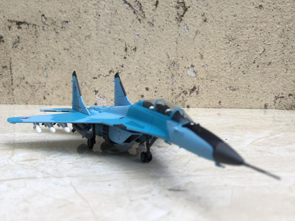 Mô hình Máy bay MIG 35 - 1:100