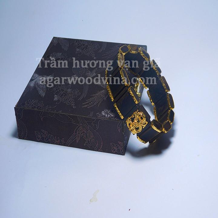 vòng tay trầm hương bọc vàng
