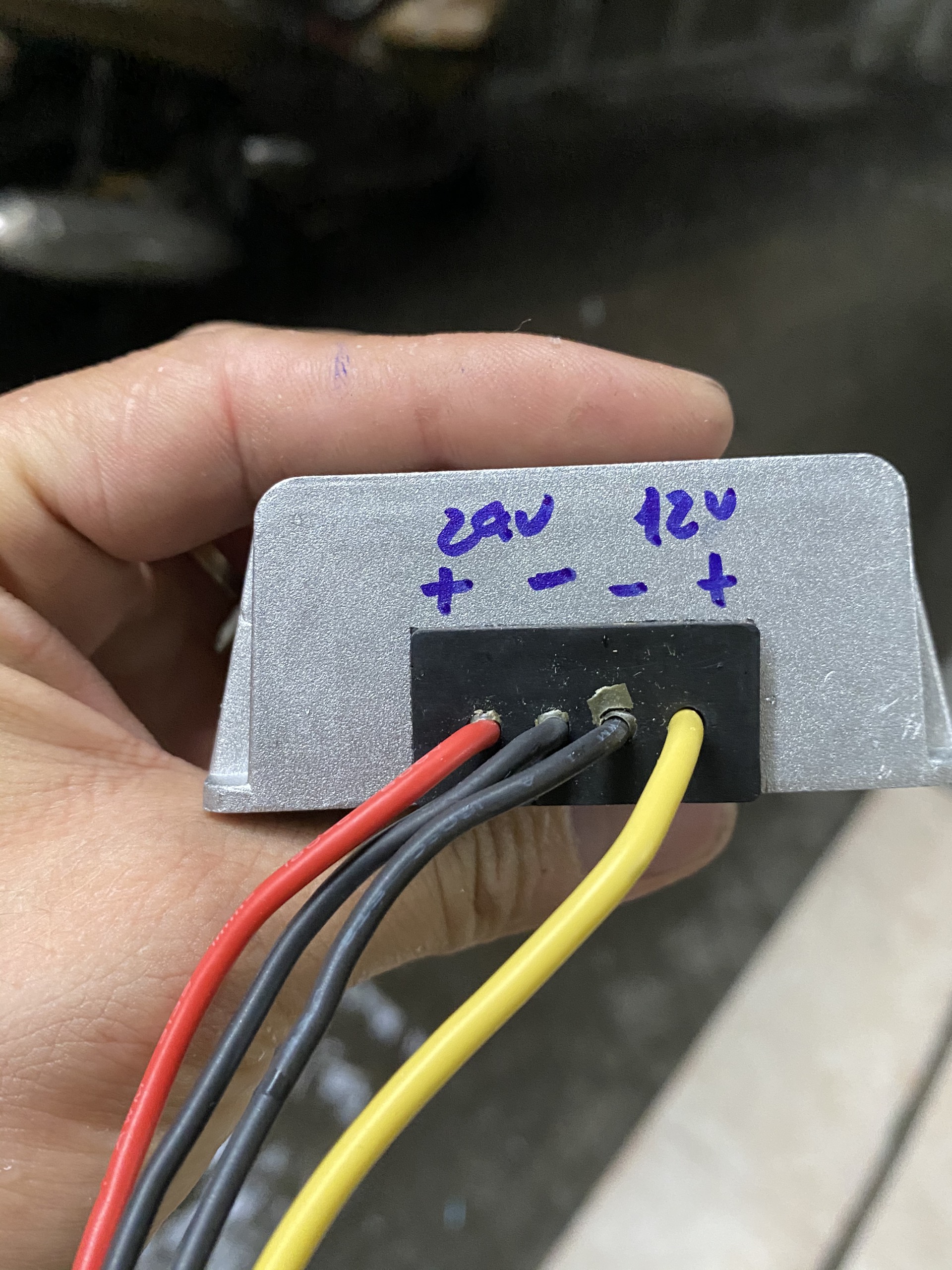 Bộ hạ điện dc 24v xuống 12v 15a chống mưa ,chống nước