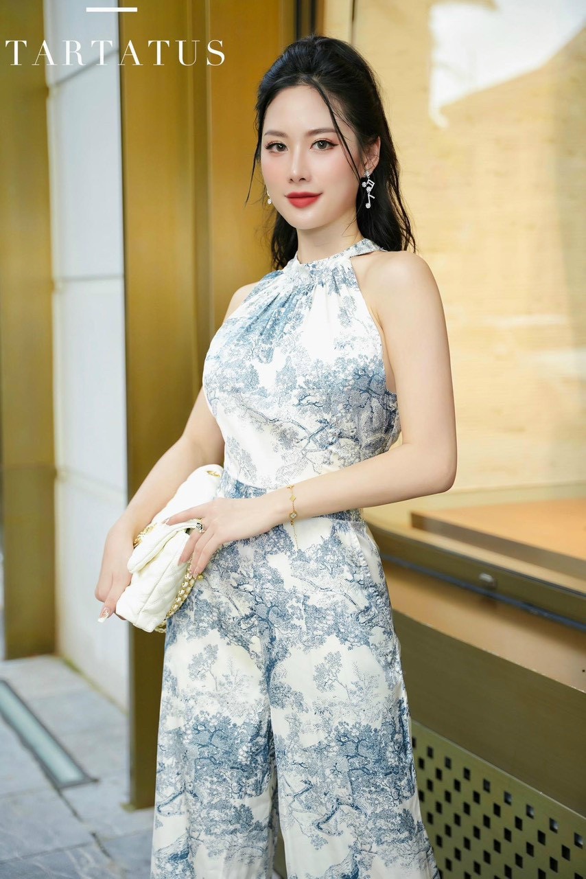 Jum Cổ Yếm Ống Suông Sang Chảnh