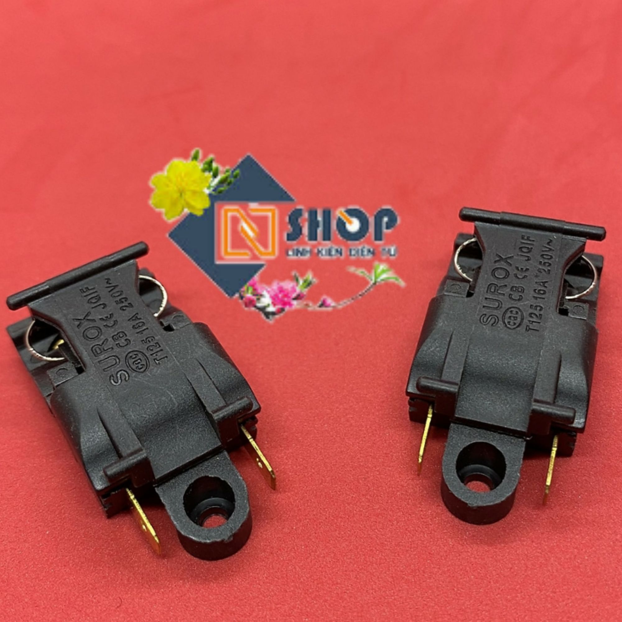 2 chiếc công tắc ấm siêu tốc
