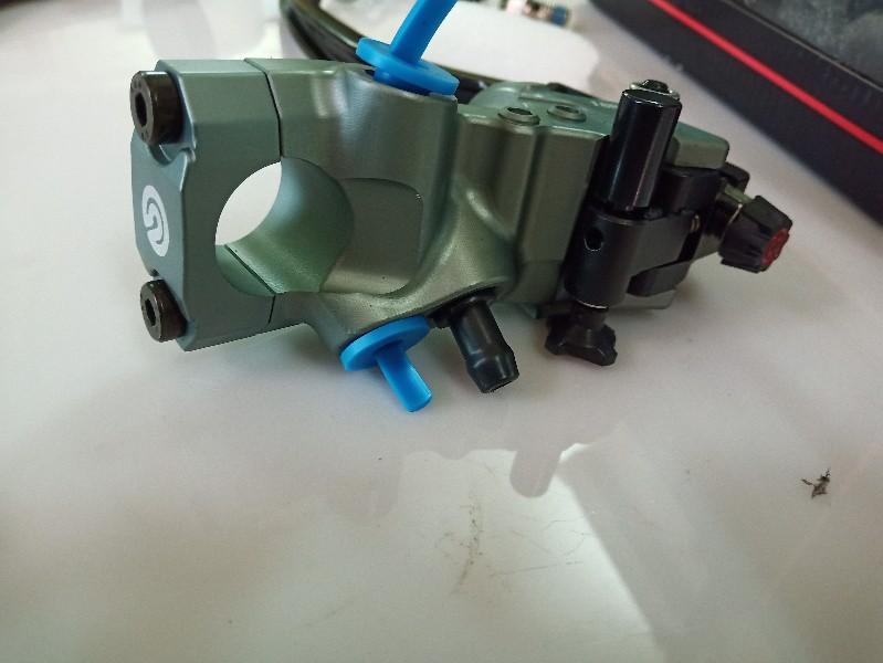 Tay dầu Bremb bên phải tay CNC sản phẩm chất lượng cao