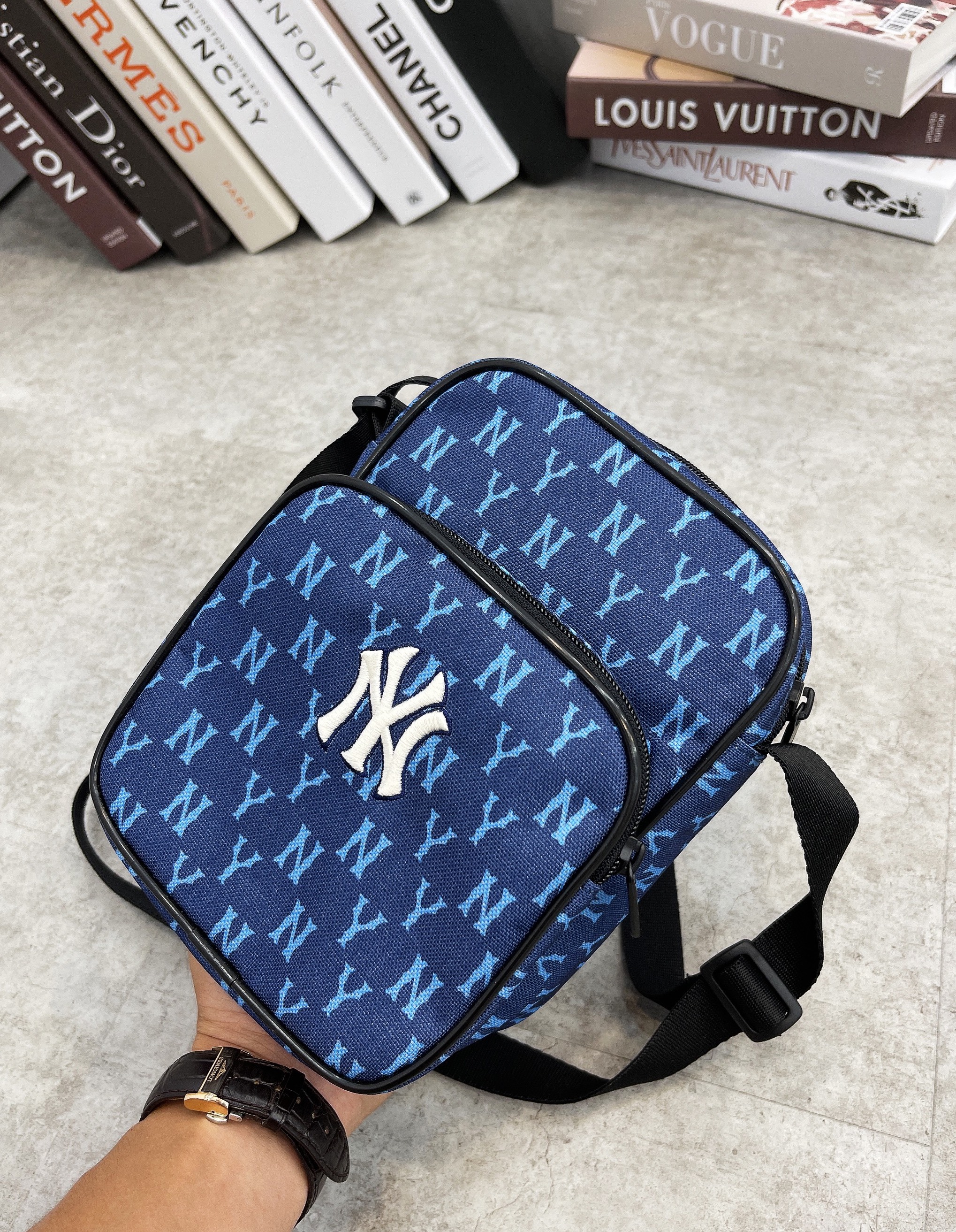 TÚI ĐEO CHÉO B210 BIG MLB NY MONOGRAM MINI BAG LOGO NHỎ