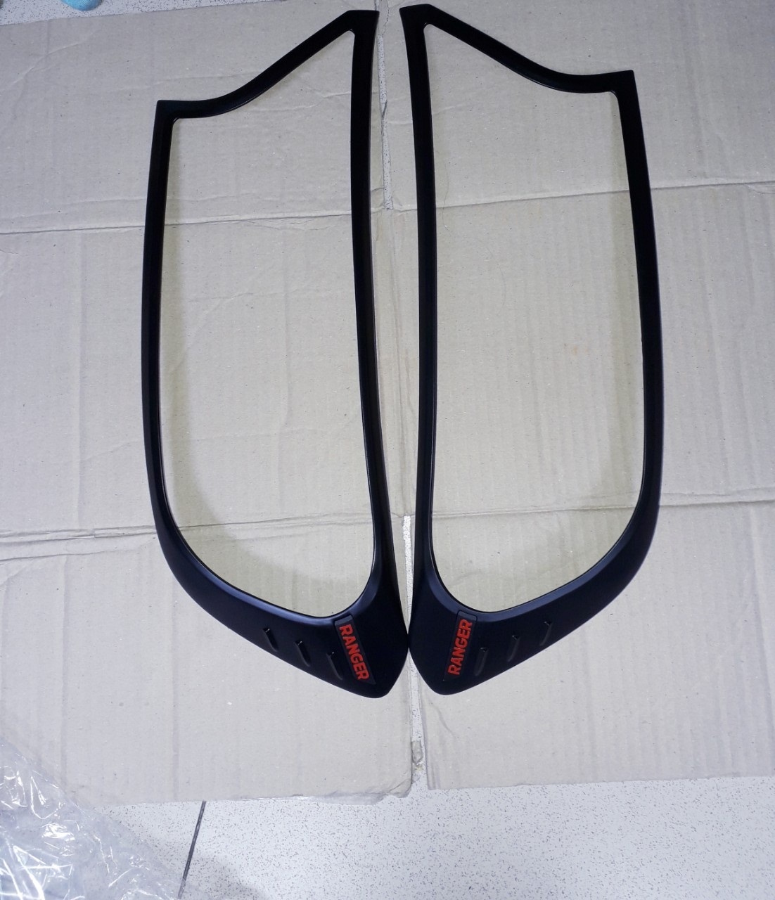 Bộ ốp viền đèn pha + đèn hậu + hõm cửa + tay cửa không từ + nắp xăng + hõm cốp NHỰA ĐEN xe Ford Ranger phom 2016 đến 2021