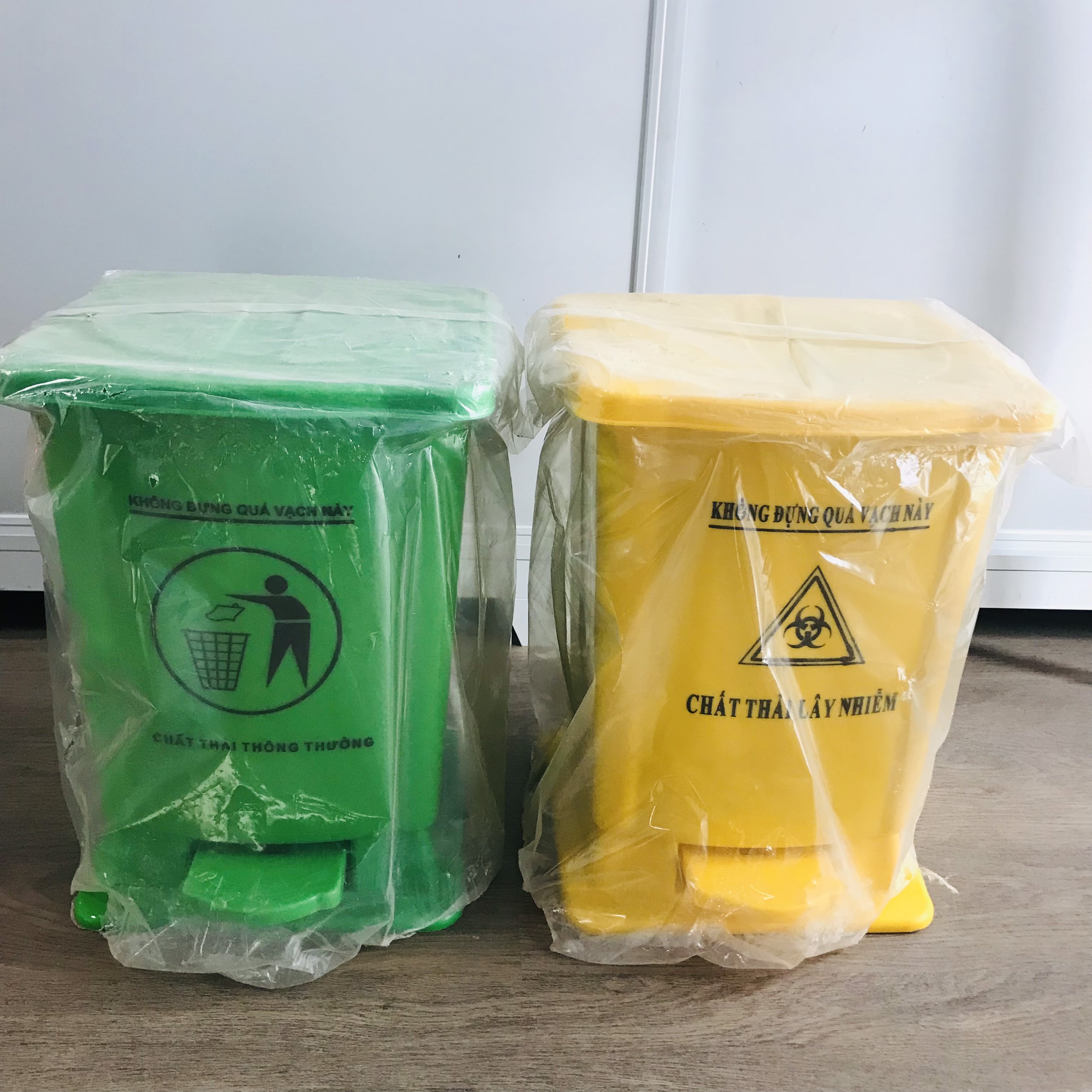 Thùng đựng rác thải y tế chân đạp 15 lít ( Màu Vàng, Màu Xanh)