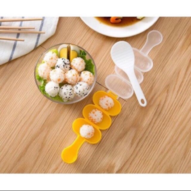Dụng cụ lắc cơm tiện dụng cho bé yêu