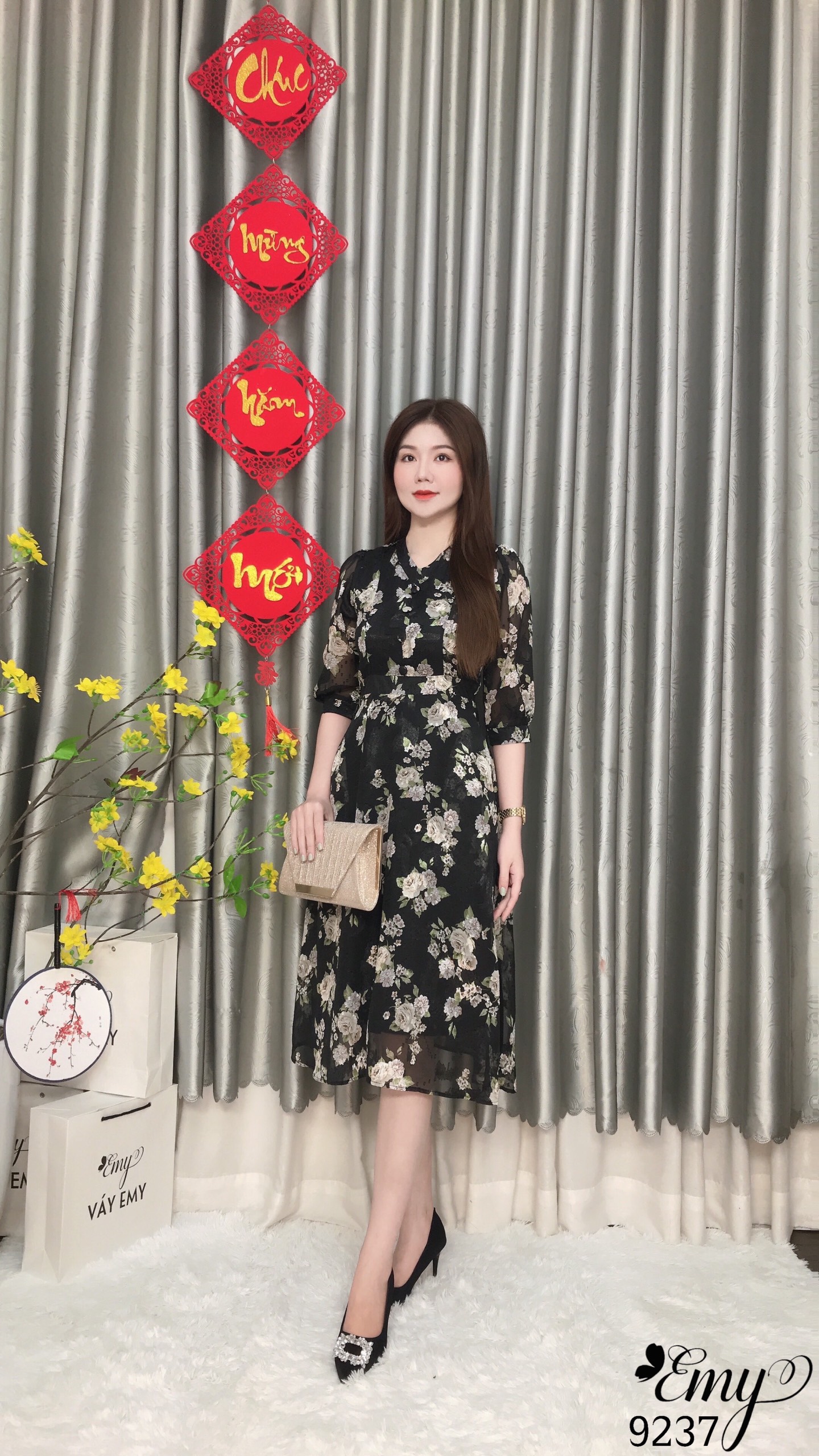Đầm EMY EM9237 Xoè Đen Hoa Cổ V