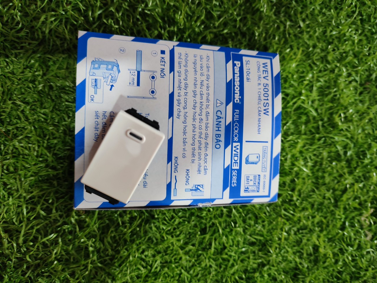 Hộp 10 Cái Công tắc 1 chiều Panasonic Wide ( WEV5001SW )