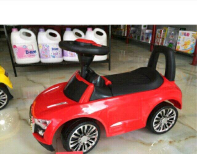 Ô TÔ CHÒI CHÂN AUDI MÀU XANH CHO BÉ