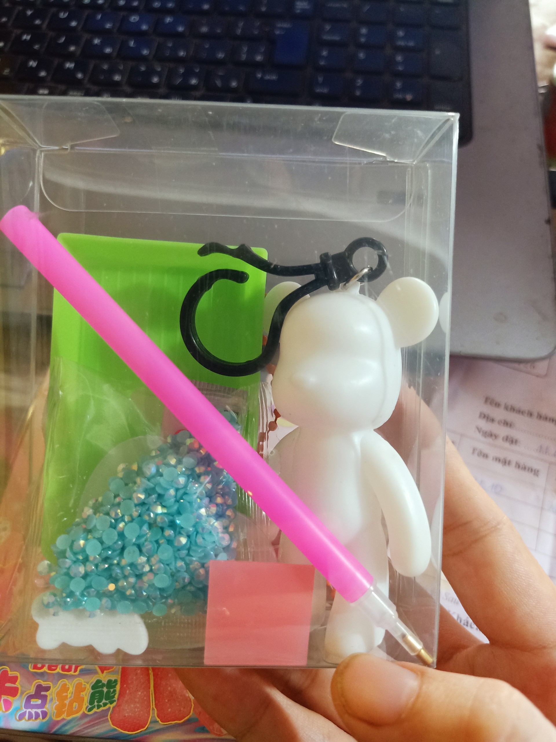 Sỉ12 hình tranh đính hạt đá 3D sticker, mỗi hộp 12 hình (tranh) đã kèm phụ kiện hạt đá stick dán in hình bút sáp