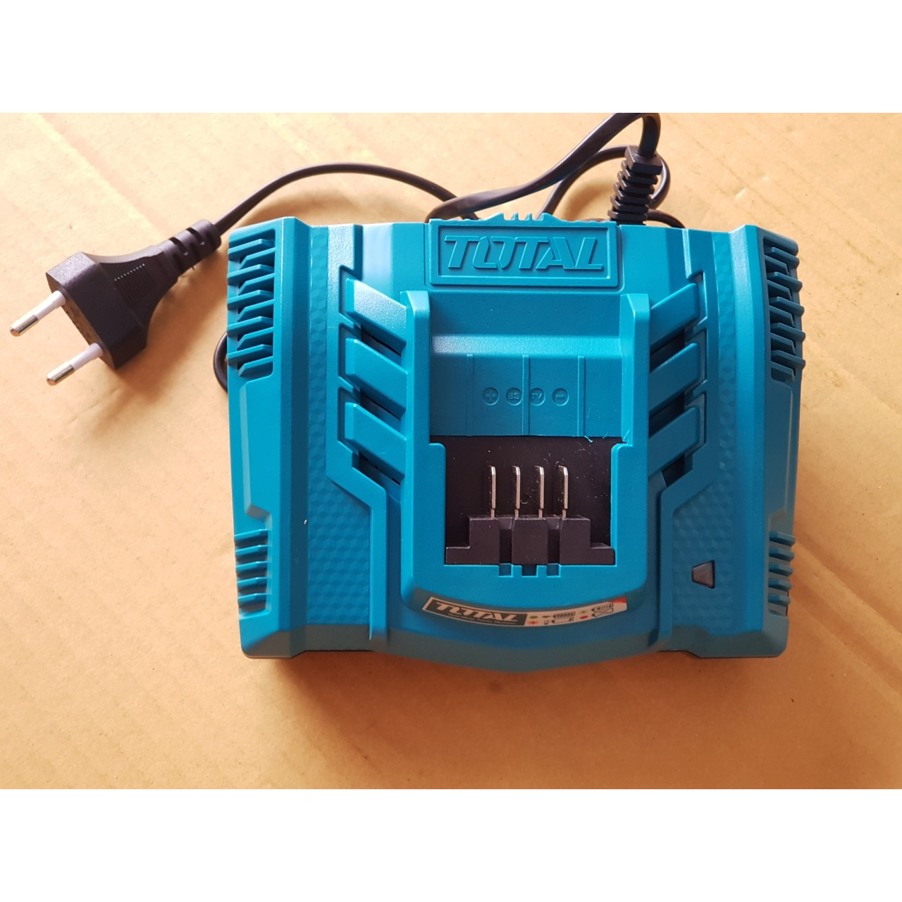 SẠC PIN THÔNG MINH 20V TOTAL TFCLI2003