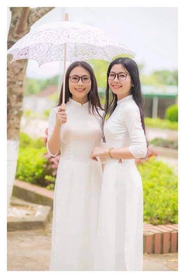 Áo dài trắng kèm quần