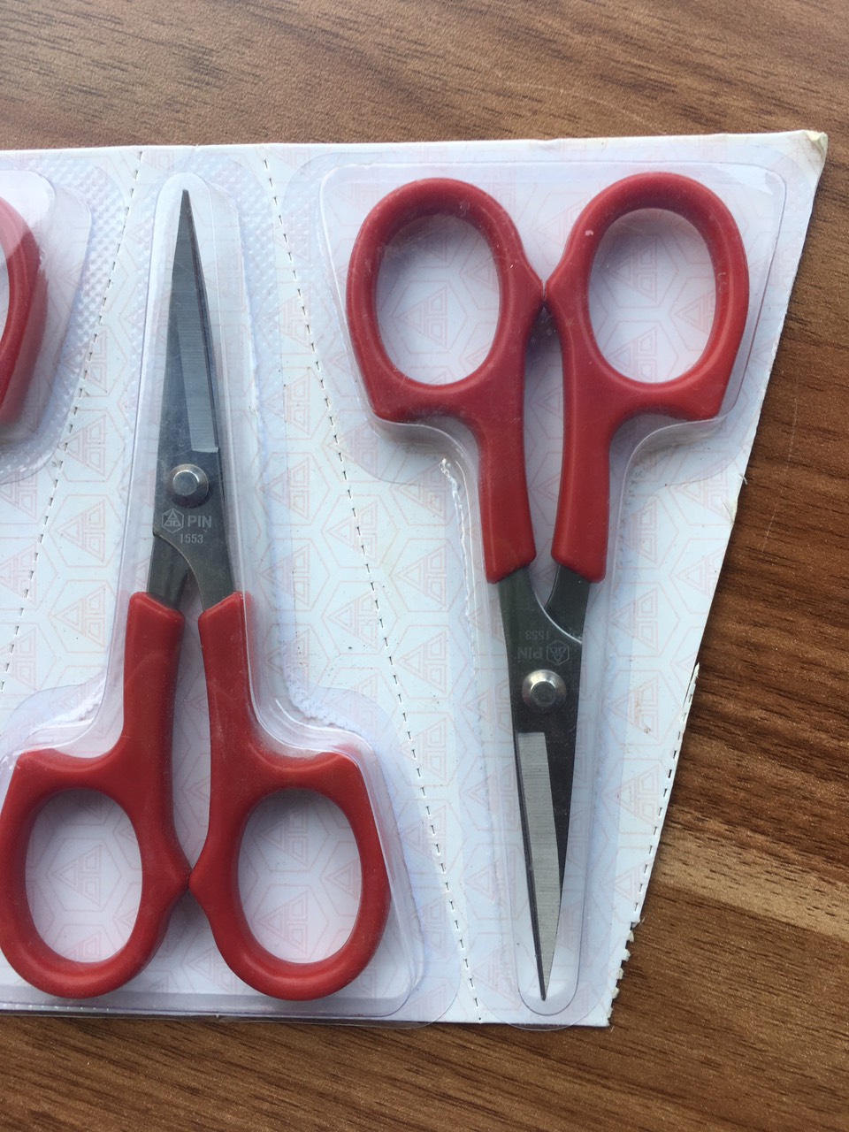 kéo mũi cong hảng hiệu pin cán đỏ