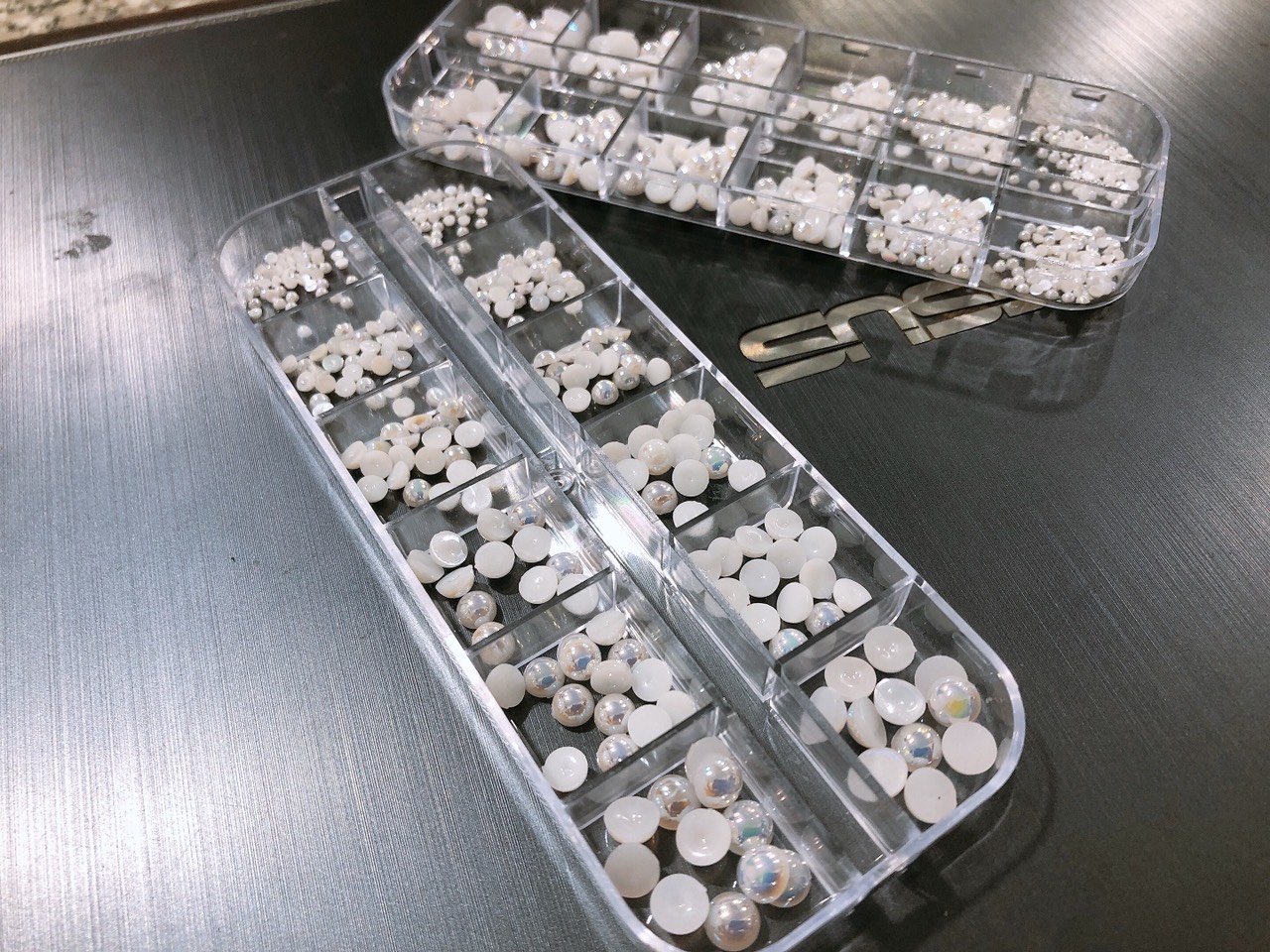 Set hạt trai nửa khay mix size trang trí móng