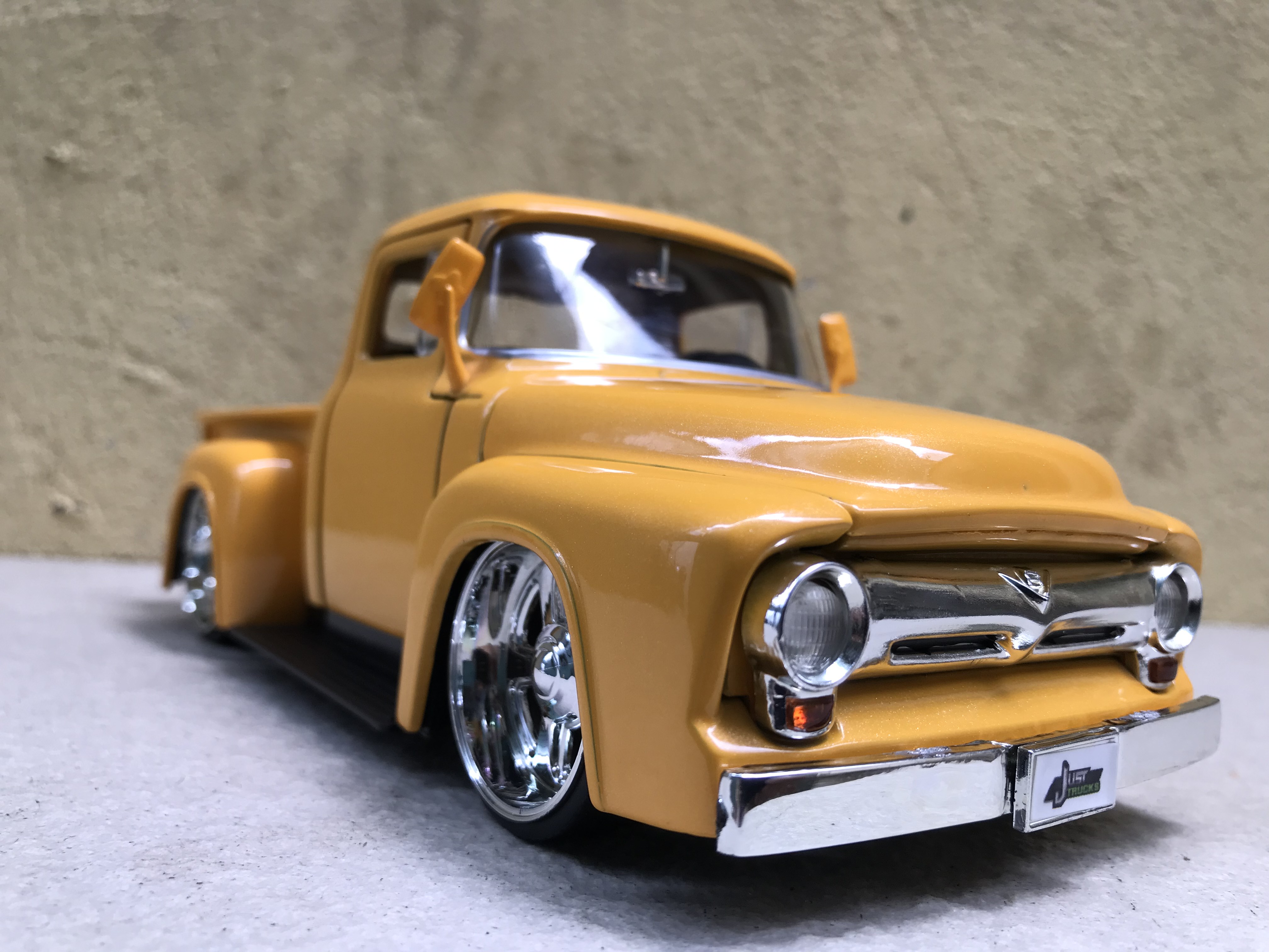 Mô hình xe cổ CHEVY SUBURBAN 1957 1:24