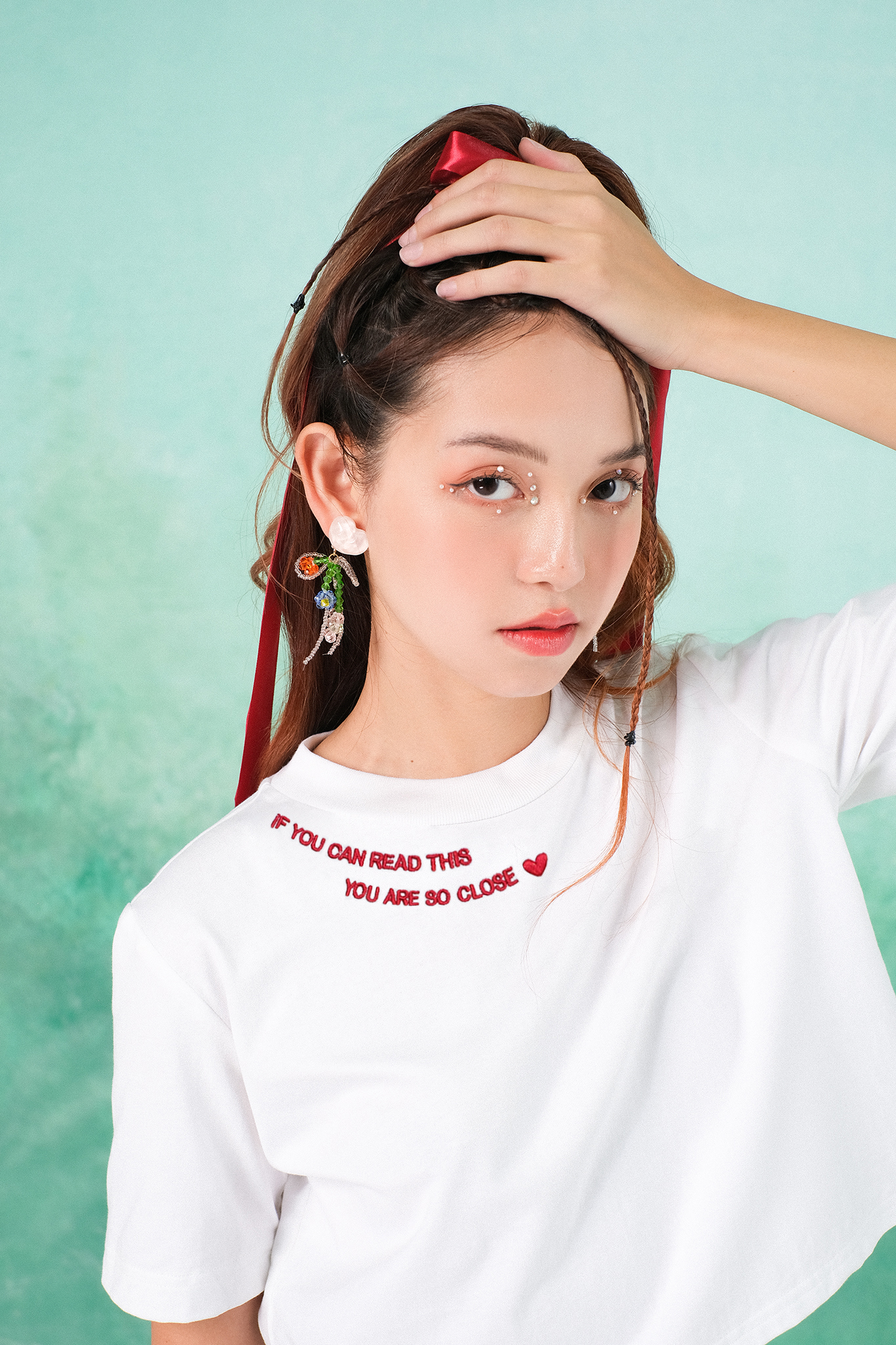 Double Moonshot - Áo thun trắng croptop thêu chữ