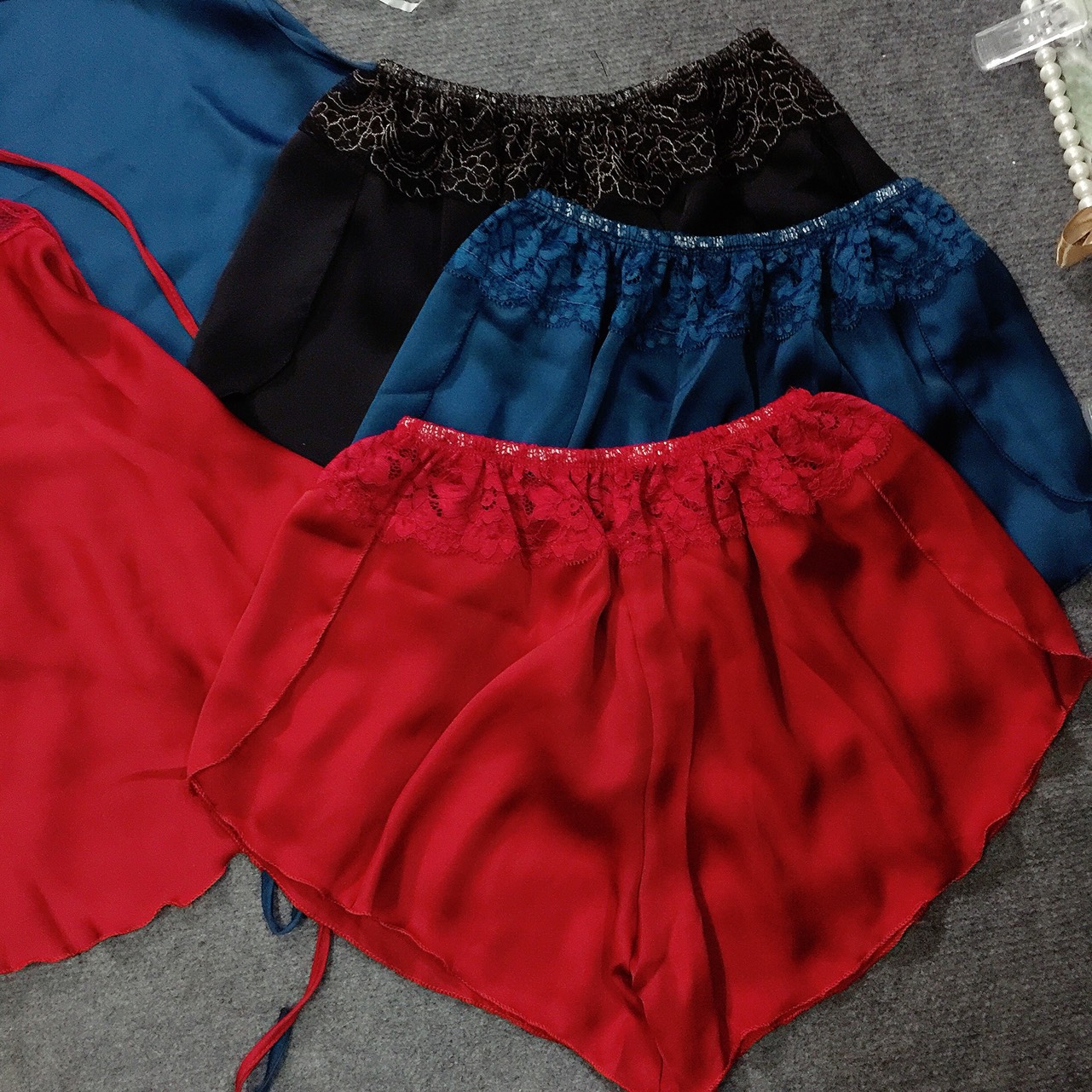 Đồ ngủ yếm phi lụa cổ ren quần xẻ sexy DN0031