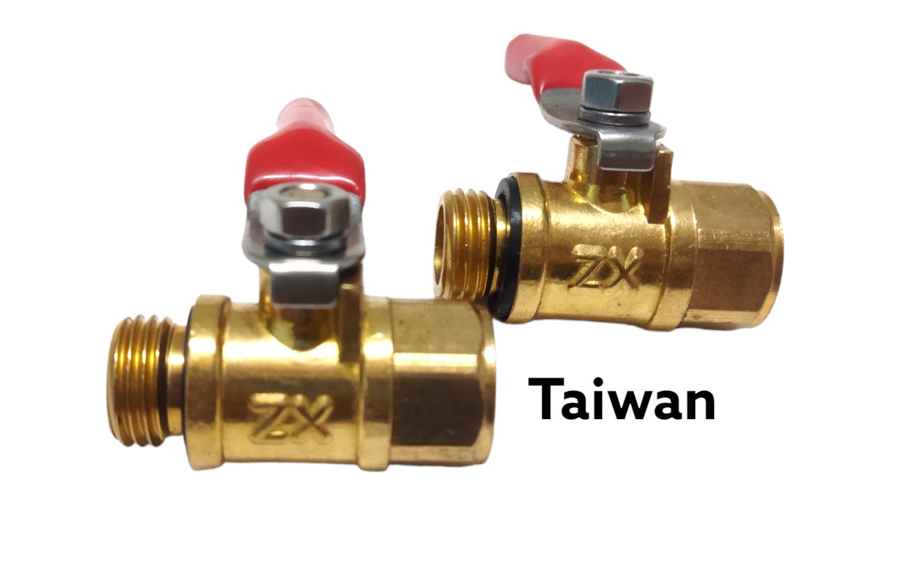 Vẫn khóa ZX Taiwan lắp bình phun thuốc trừ sâu.