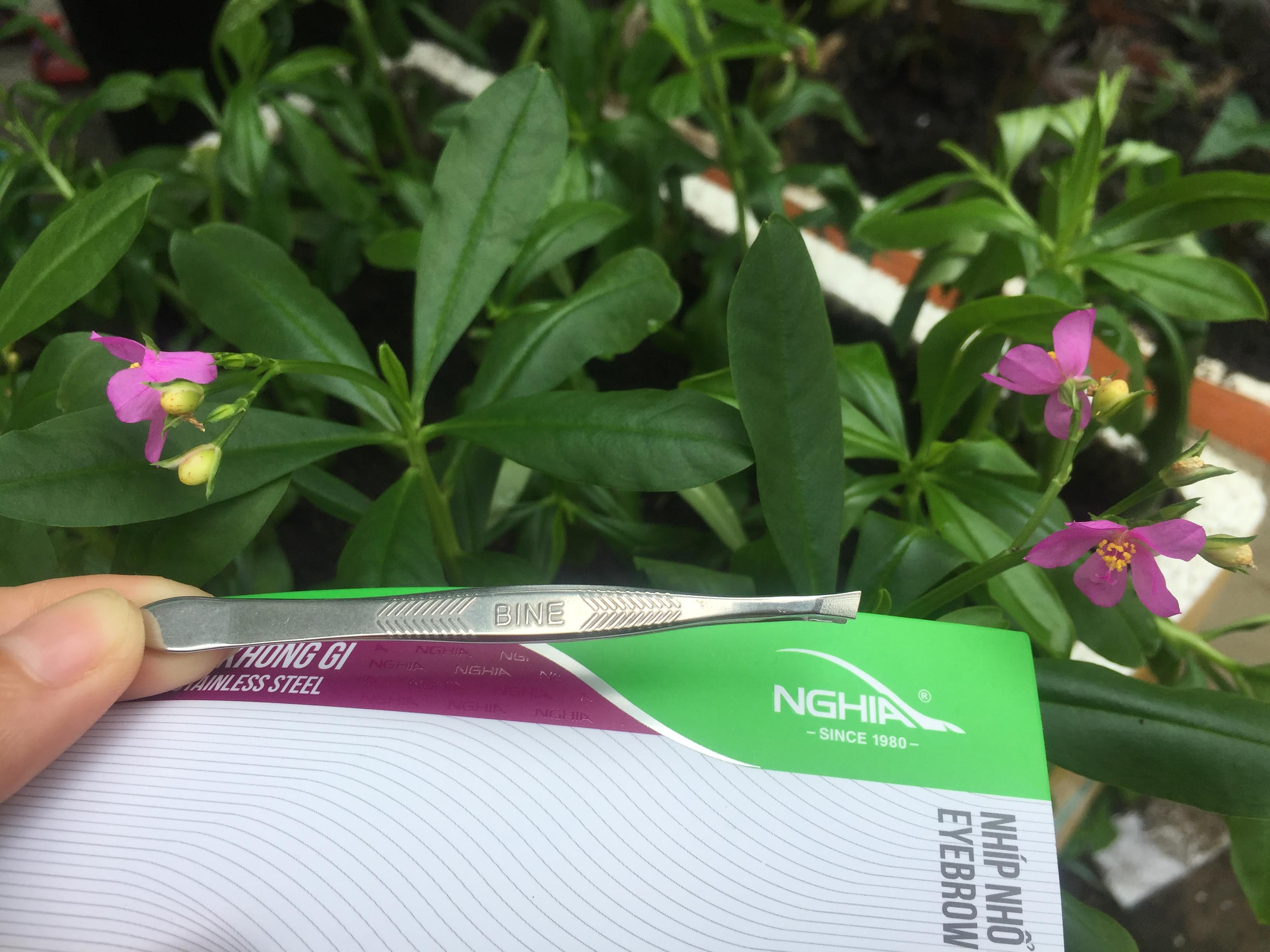Combo 1 nhíp Nghĩa + 10 cây dũa giấy nhám đen