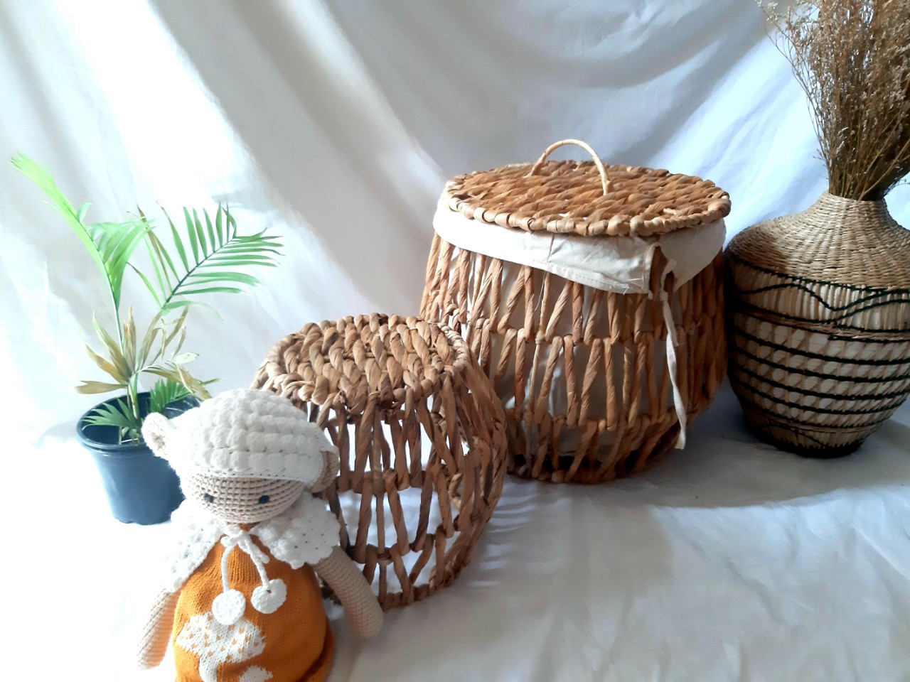 Sọt đựng đồ bằng lục bình đan thưa có nắp (có lót vải bên trong)