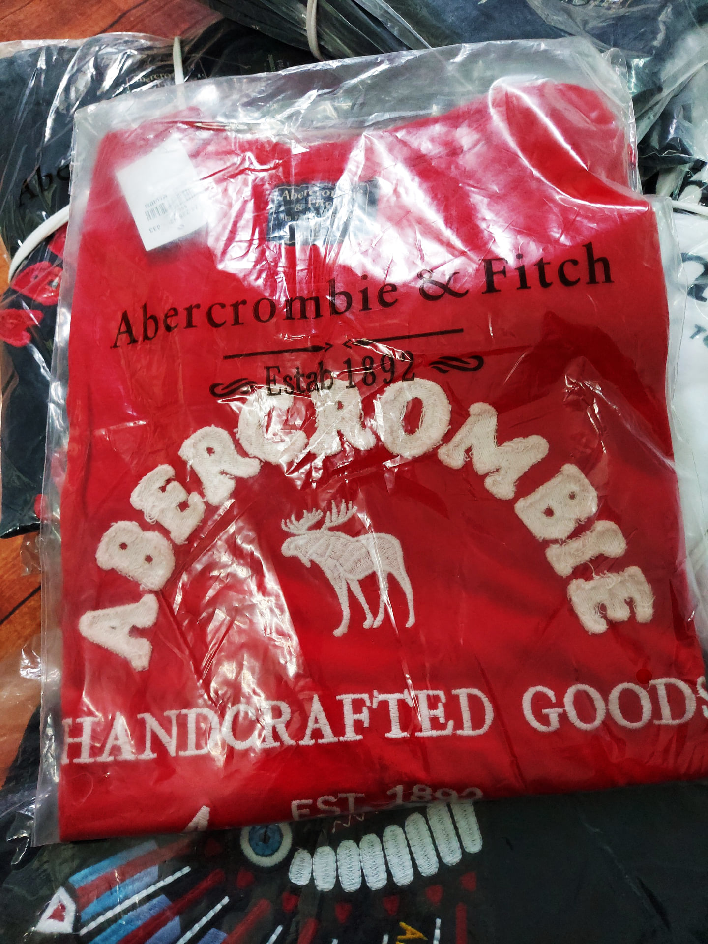 Áo thun Abercrombie & Fitch Red GOODS