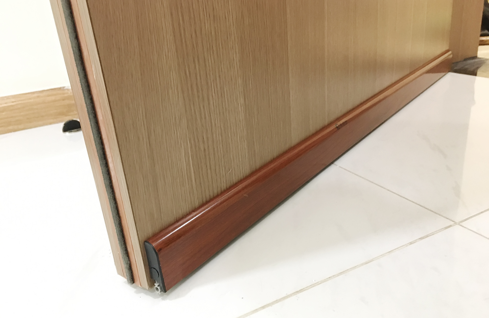 Thanh chặn khe cửa tự động RAVO