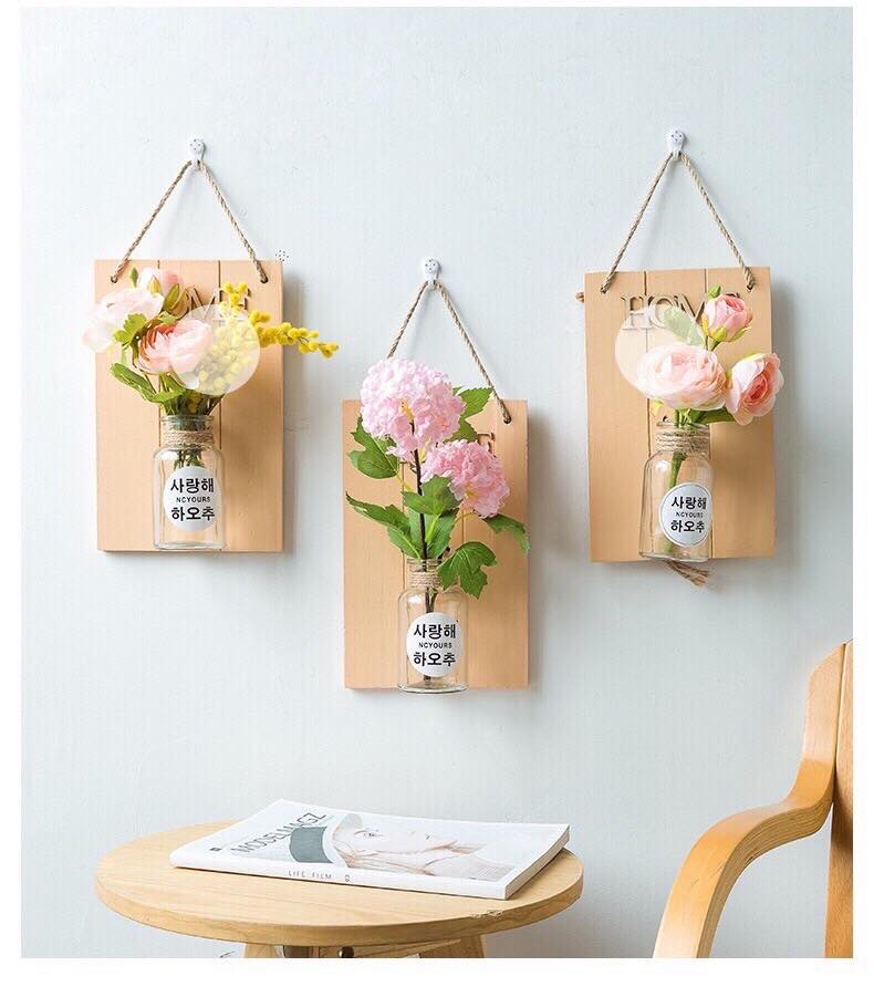 Khung chữ home và lọ hoa thuỷ tinh treo tường