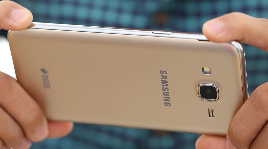 Điện thoại Samsung Galaxy J5 (2015) trưng bày