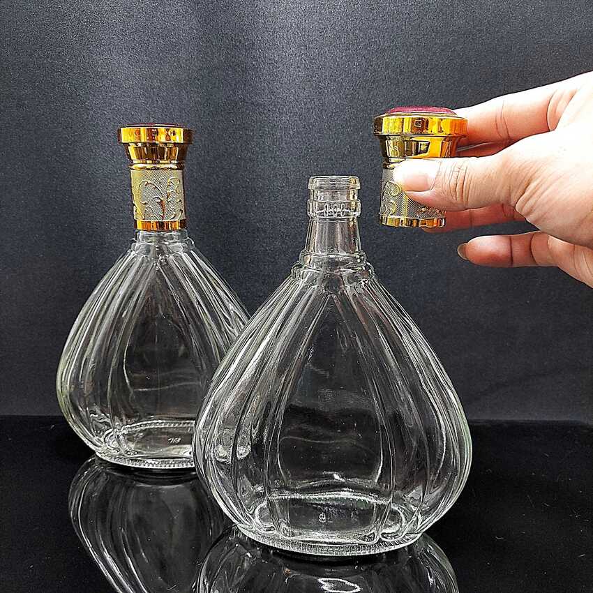 Chai Đựng Rượu 500ML mẫu giọt nước dẹt - hoa văn cánh sen nắp vàng chuôi đỏ - Vỏ Chai Rượu Đẹp - Chai Thủy Tinh Đựng Rượu - Bình Đựng Rượu 500ML (C5)