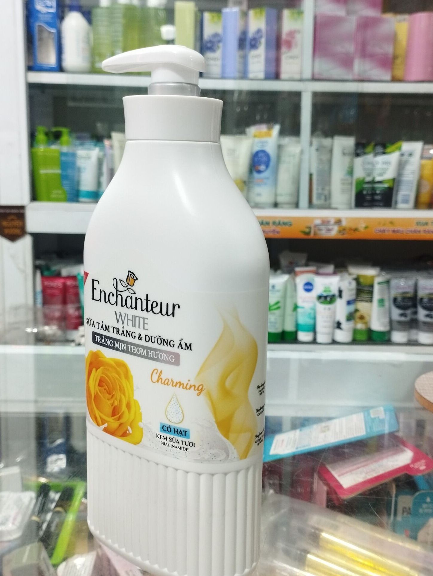 (VÀNG)SỮA TẮM ENCHANTEUR CÓ HẠT 650G