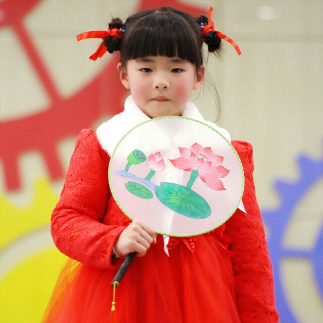 Quạt Vải Lụa Tròn Cổ Trang Màu Trắng ĐườNg Kính 21Cm