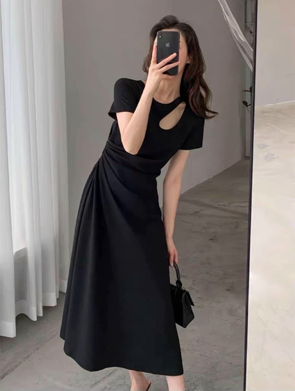 Đầm đen khoéc vai