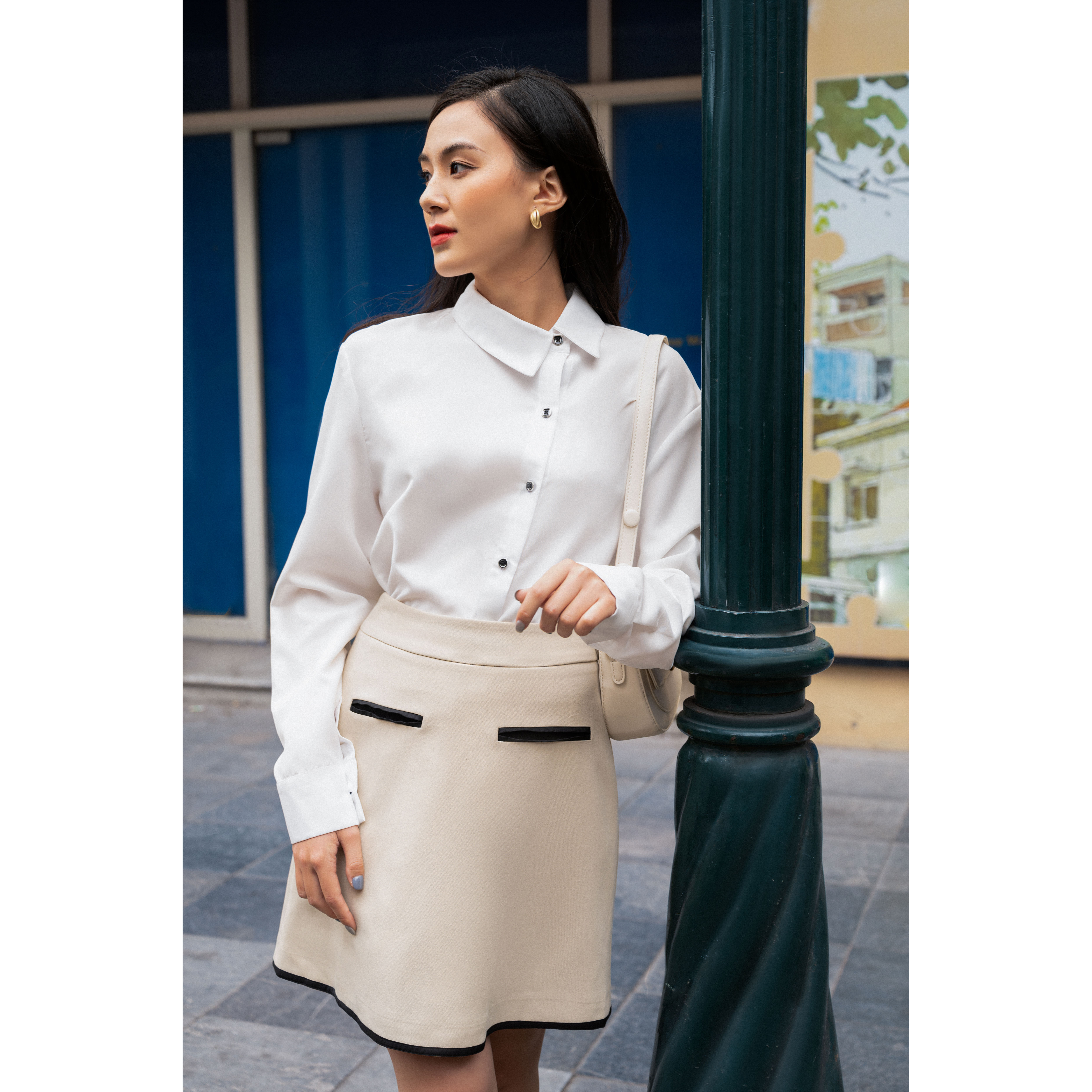 Sơ mi trắng cổ chéo cúc đen 03SHI221 - MAIIMER