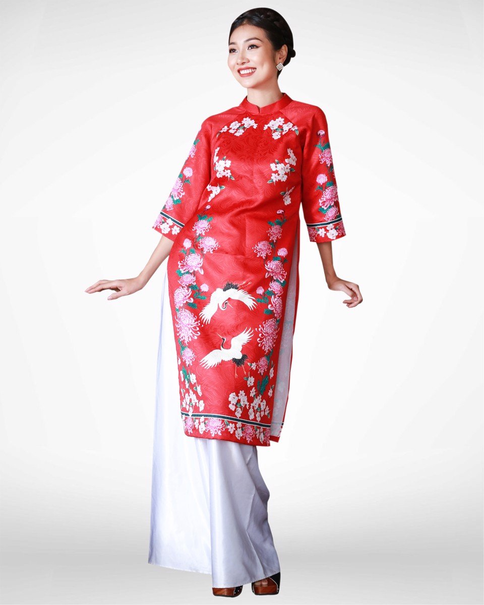 Áo dài gấm đỏ bừng sắc xuân f2 ad14