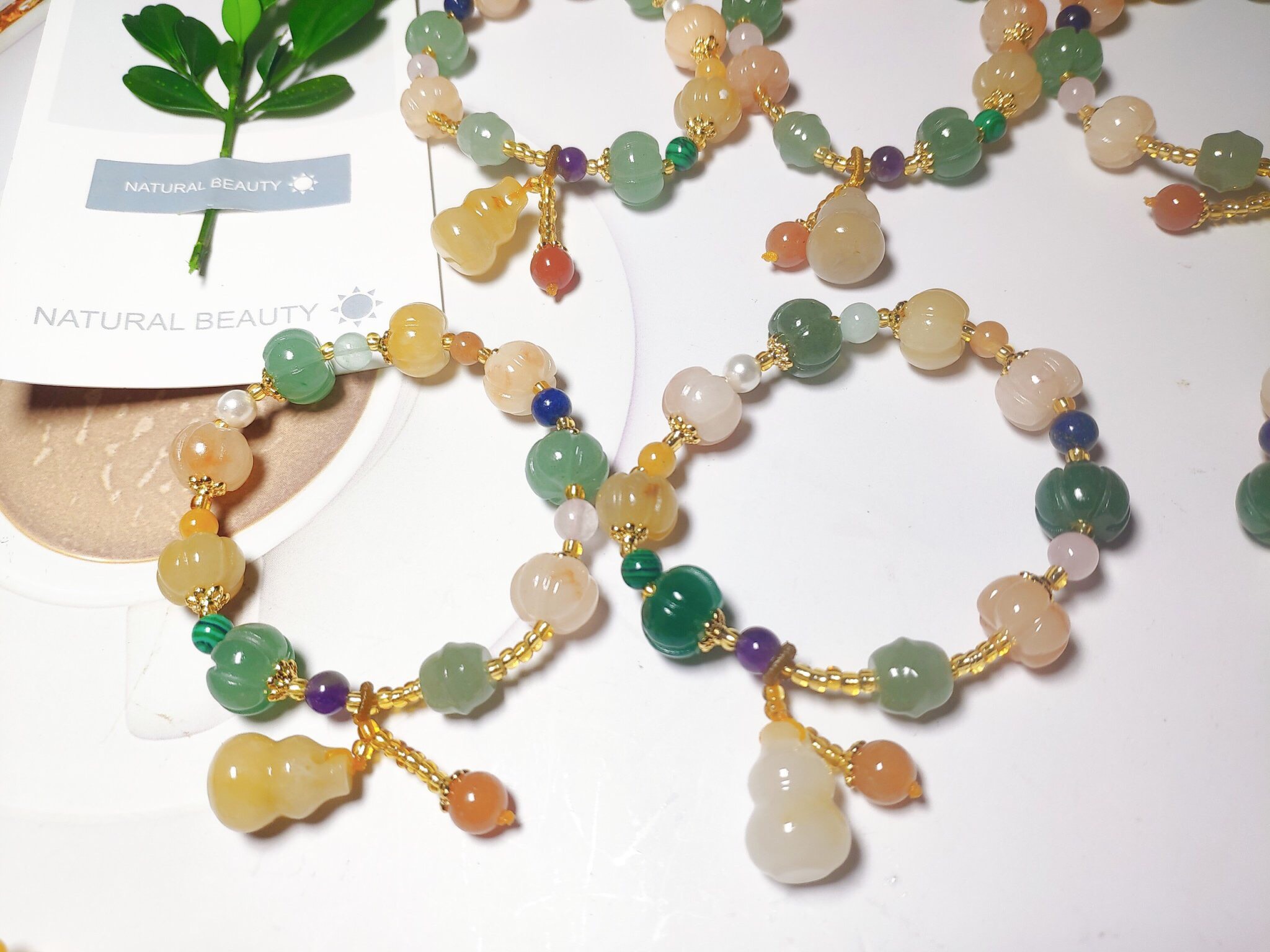 Vòng tay ngọc chạm hình bí ngô phối đá dâu tây, thiết kế tinh tế, sáng tạo, dành cho các nàng thích điệu đà