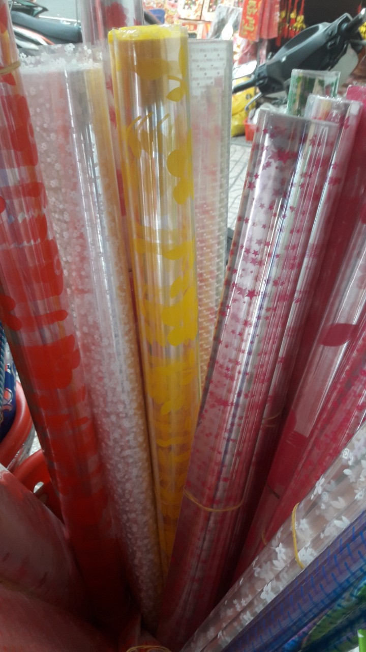 Giấy kiếng gói quà trong suốt phối hoa khổ 80x120cm xấp 10 tờ