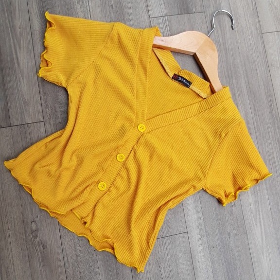 áo croptop đính 3 cúc giả thun gân