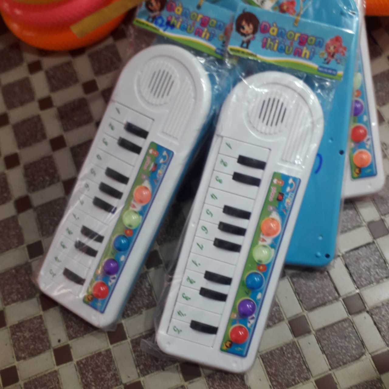 Đồ chơi đánh đàn piano phát ra tiếng nhạc cho bé