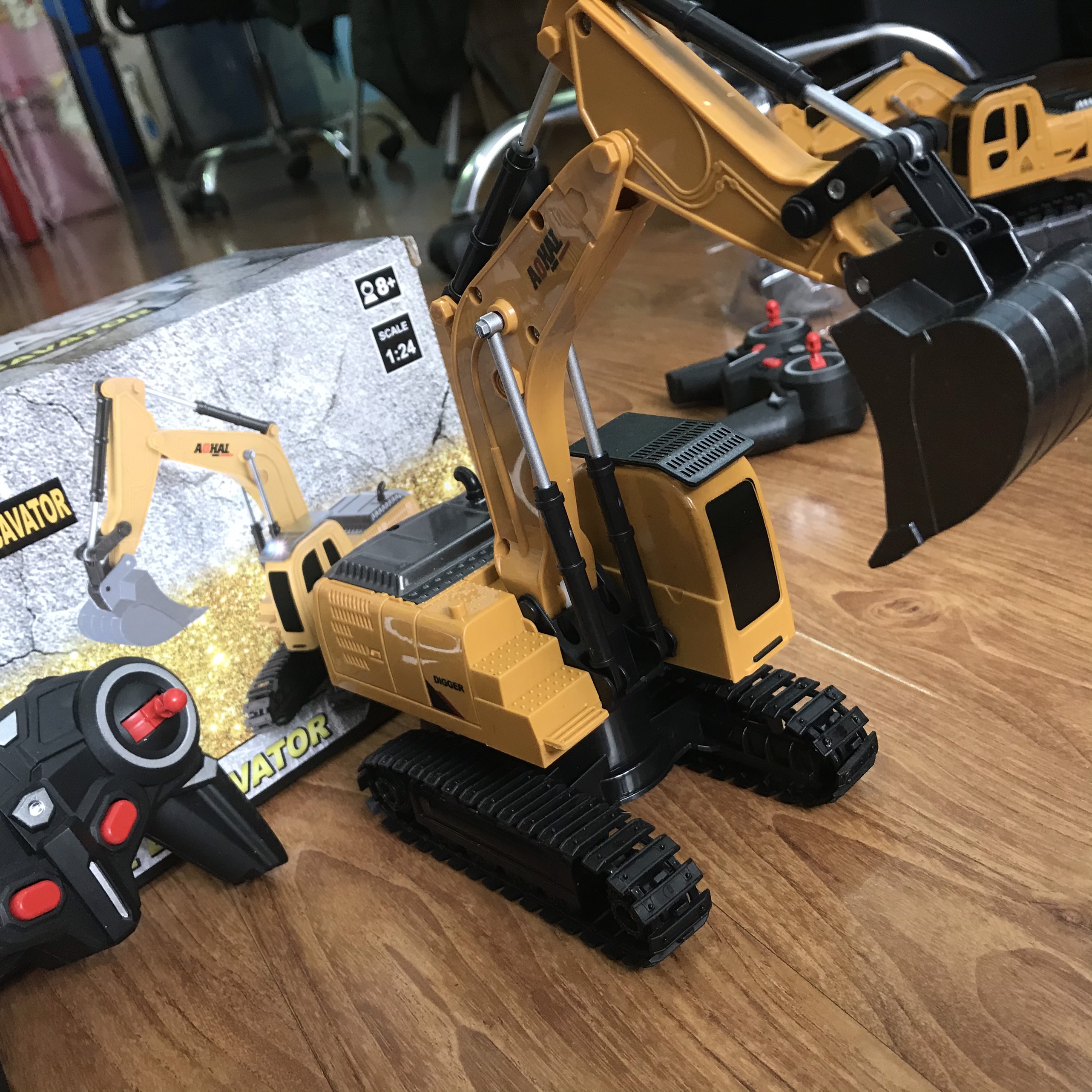 Máy xúc điều khiển từ xa 6 kênh, hợp kim, múc tốt, quay 360 - Máy xúc đồ chơi điều khiển